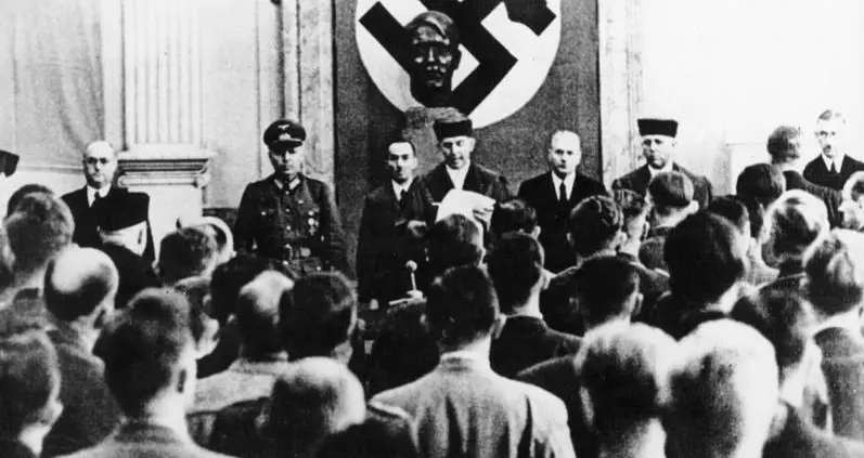 Roland Freisler, nazismo, https://commons.wikimedia.org/wiki/File:Bundesarchiv_Bild_183-C0718-0052-001,_Volksgerichtshof,_Prozess_zum_20._Juli_1944.jpg, CC 3.0