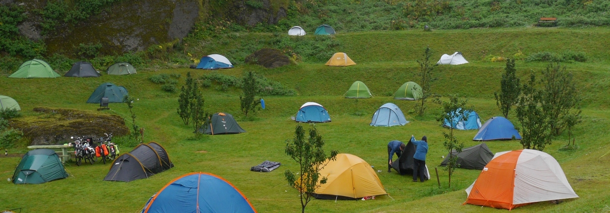 Campeggio https://pixabay.com/it/photos/camping-tende-avventura-all-aperto-4522221/