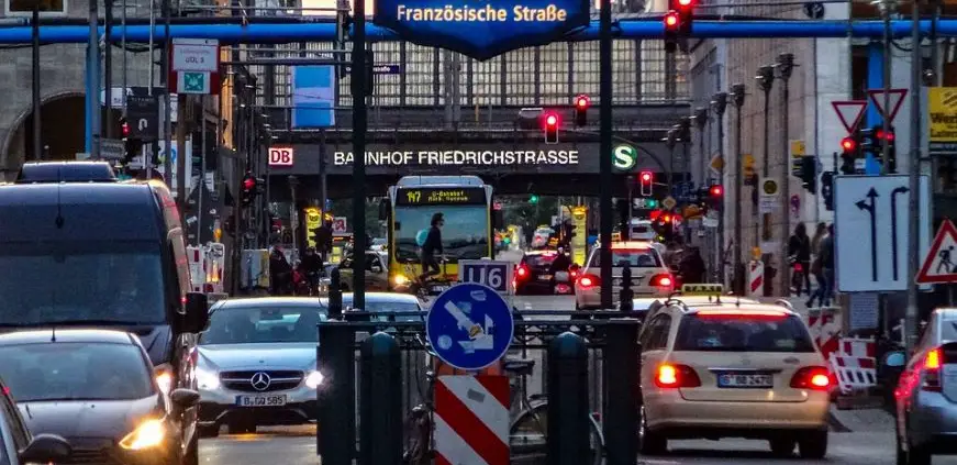 Friedrichstrasse, Pixabay https://pixabay.com/it/photos/friedrichstrasse-strada-traffico-5852800/, CC 0