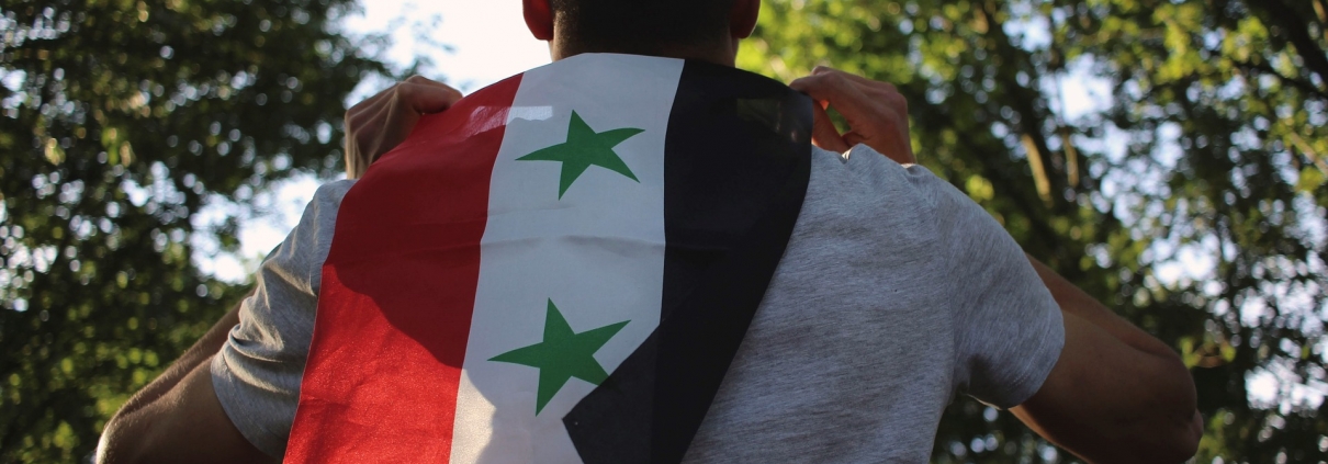 Siria https://pixabay.com/it/photos/umano-mossa-bandiera-siria-guerra-3610097/