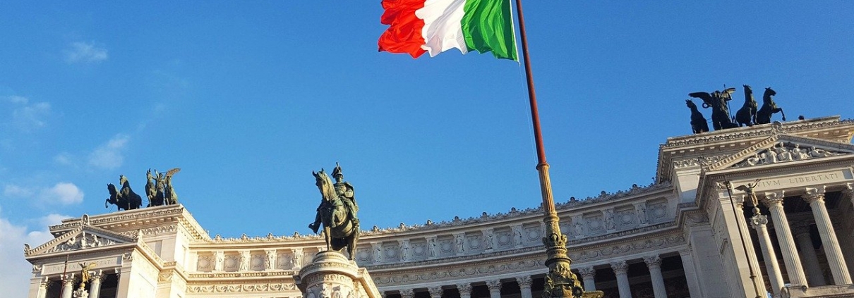 Ingresso in Italia dalla Germania Foto di MLbay da Pixabay https://pixabay.com/it/photos/italia-bandiera-italiana-roma-5283352/