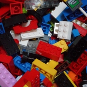 Mattoncini Lego da Pixabay https://pixabay.com/de/photos/lego-spielzeug-kinder-spielen-169603/