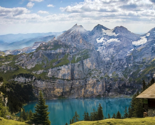 Svizzera https://pixabay.com/it/photos/montagne-lago-alberi-foresta-1645078/