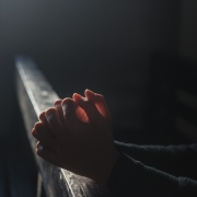 Chiesa cattolica Vescovo Prayer by 简体中文 via Pixabay https://pixabay.com/photos/prayer-hands-church-light-2544994/ CC0