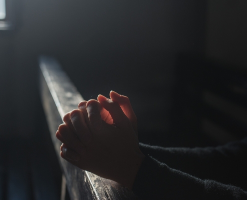 Chiesa cattolica Vescovo Prayer by 简体中文 via Pixabay https://pixabay.com/photos/prayer-hands-church-light-2544994/ CC0