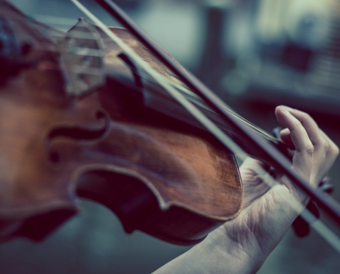 Violino, https://pixabay.com/it/photos/violino-violinista-musica-classico-374096/, CC 0