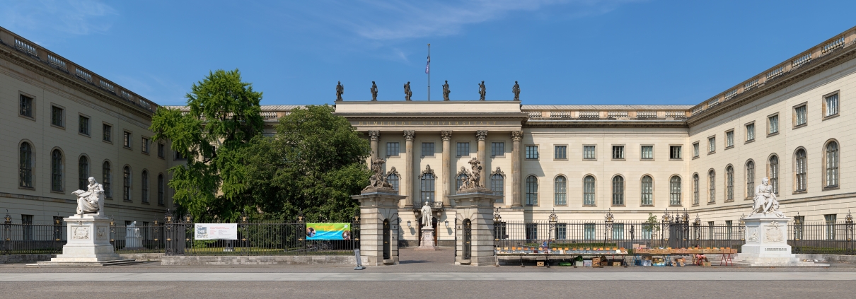 Frontansicht_des_Hauptgebäudes_der_Humboldt-Universität_in_Berlin byChristian Wolf (www.c-w-design.de), CC BY-SA 3.0 DE , via Wikimedia Commons