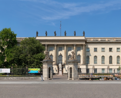 Frontansicht_des_Hauptgebäudes_der_Humboldt-Universität_in_Berlin byChristian Wolf (www.c-w-design.de), CC BY-SA 3.0 DE , via Wikimedia Commons