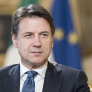 Giuseppe_Conte. licenza CC-BY 3.0. Author Governo. https://commons.wikimedia.org/wiki/File:Giuseppe_Conte.jpg
