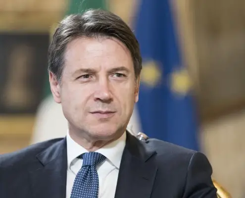 Giuseppe_Conte. licenza CC-BY 3.0. Author Governo. https://commons.wikimedia.org/wiki/File:Giuseppe_Conte.jpg