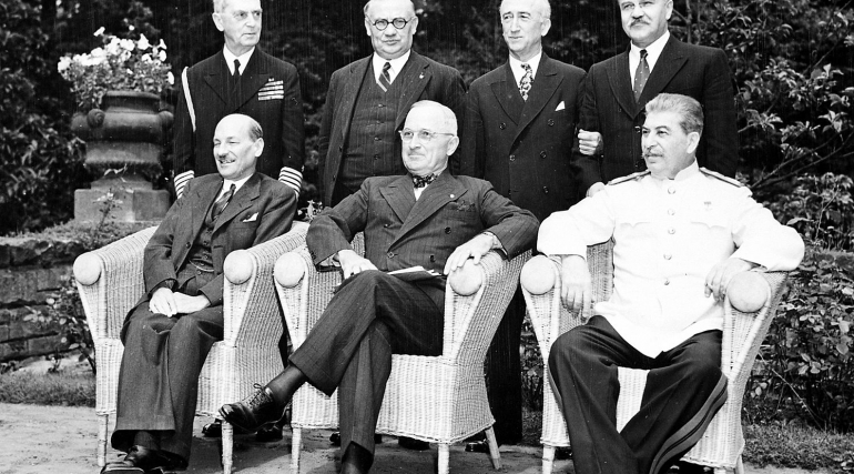 Conferenza di Potsdam- luglio 1945. Pubblico dominio da Wikipedia https://commons.wikimedia.org/wiki/File:Potsdam_Conference_group_portrait,_July_1945.jpg