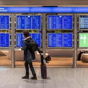 vacanze, contagi https://pixabay.com/it/photos/aeroporto-persona-maschera-viso-5148748/