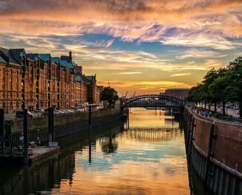 Amburgo, CC0 Foto di liggraphy da Pixabay https://pixabay.com/it/photos/amburgo-speicherstadt-canale-case-3846525/