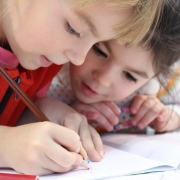 scuola https://pixabay.com/it/photos/bambini-ragazza-matita-disegno-1093758/