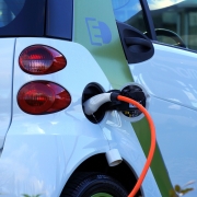 Auto elettriche in Germania https://www.pexels.com/it-it/foto/lancia-benzina-bianca-e-arancione-110844/
