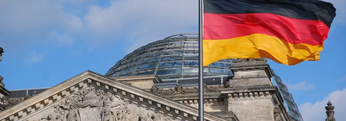 Germania Nuove Restrizioni Bild von Jörn Heller auf Pixabay https://pixabay.com/de/photos/reichstag-berlin-regierungsgeb%c3%a4ude-1358937/
