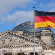 Germania Nuove Restrizioni Bild von Jörn Heller auf Pixabay https://pixabay.com/de/photos/reichstag-berlin-regierungsgeb%c3%a4ude-1358937/