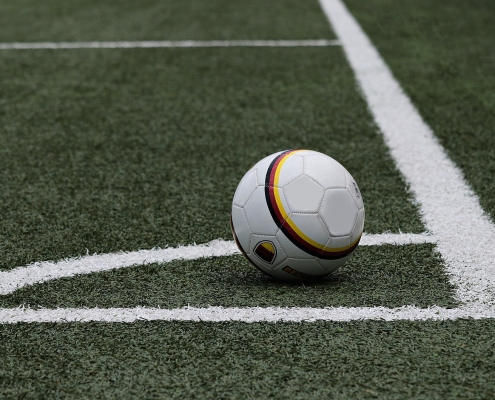 Calcio https://pixabay.com/it/photos/calcio-sport-sfera-campo-attivit%c3%a0-3471402/ CC0