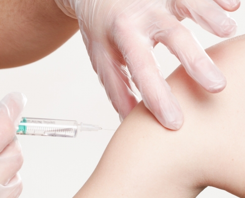 Vaccino https://pixabay.com/it/photos/vaccinazione-impfspritze-medico-2722937/