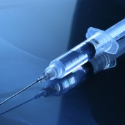 terza dose - quarta dose, © CC0 Public Domain, https://pixabay.com/it/photos/medico-siringa-vaccinazione-ago-5835701/