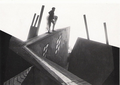 Anche le scenografie de Il gabinetto del Dottor Caligari di Robert Wiene influenzarono David Bowie da Flickr ©Pubblico dominio