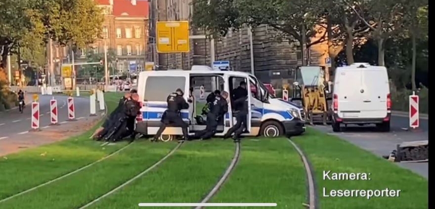 Polizia Dresda, Screenshot da YouTube https://www.youtube.com/watch?v=TVInx95M7bg
