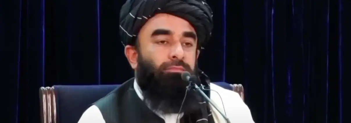 Zabihullah Mujahid screenshot preso da https://www.youtube.com/watch?v=-qRV3yQtXyk&t=191s