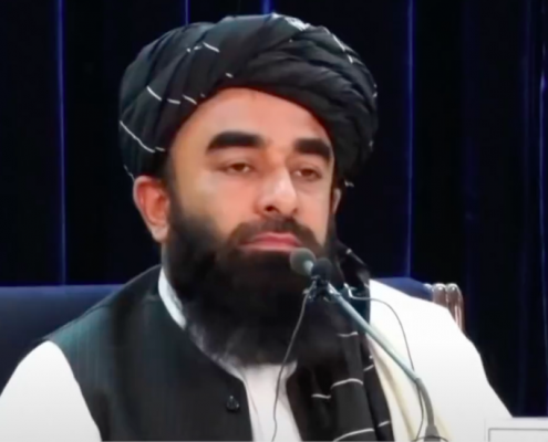 Zabihullah Mujahid screenshot preso da https://www.youtube.com/watch?v=-qRV3yQtXyk&t=191s