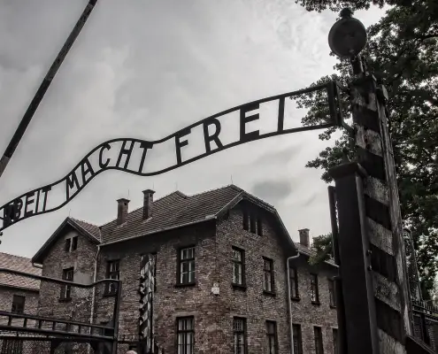 Auschwitz, CC0 Public Demain, Foto di Peter Tóth da Pixabay, https://pixabay.com/it/photos/auschwitz-i-illuminazione-polonia-3671389/