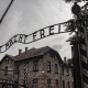 Auschwitz, CC0 Public Demain, Foto di Peter Tóth da Pixabay, https://pixabay.com/it/photos/auschwitz-i-illuminazione-polonia-3671389/