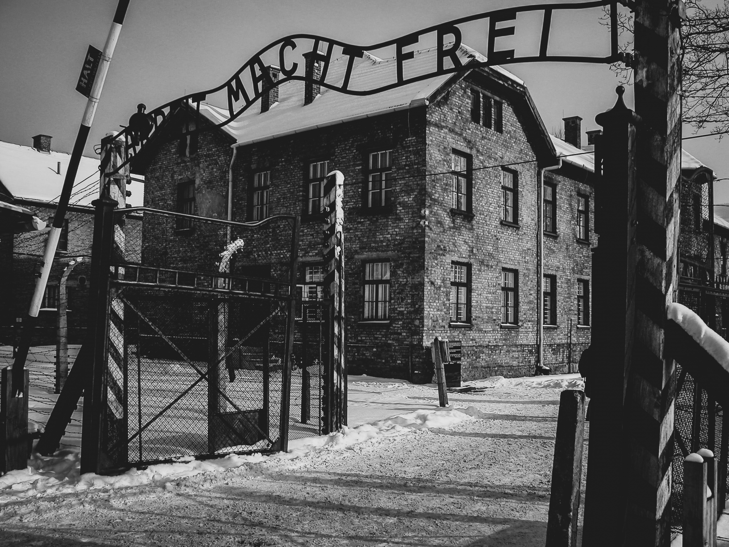 I cancelli di Auschwitz, CC0 Public Demain, Foto di Frederick Wallace da Unsplash, https://unsplash.com/photos/_sVnHTFHQDU 