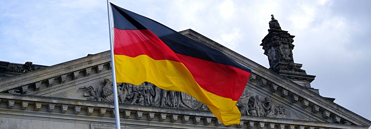 Germania - nuove restrizioni ©Ingo Joseph da Pexels https://www.pexels.com/it-it/foto/bandiera-della-germania-davanti-all-edificio-109629/