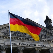 Germania - nuove restrizioni ©Ingo Joseph da Pexels https://www.pexels.com/it-it/foto/bandiera-della-germania-davanti-all-edificio-109629/