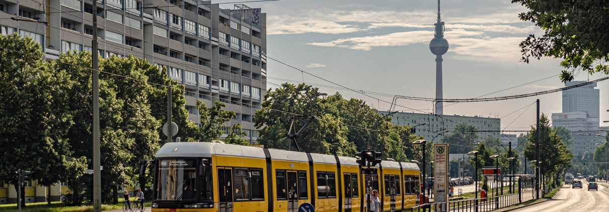 mezzi, CC0 Public Demain, Foto di Kuller Keks da Pixabay, https://pixabay.com/it/photos/tram-traffico-citt%c3%a0-berlino-6531848/