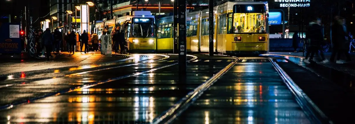 tram M8 presa da https://pixabay.com/it/photos/piovere-tram-brani-notte-buio-4885632/ CC0