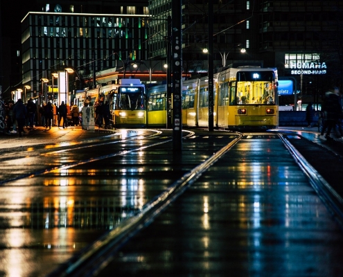 tram M8 presa da https://pixabay.com/it/photos/piovere-tram-brani-notte-buio-4885632/ CC0
