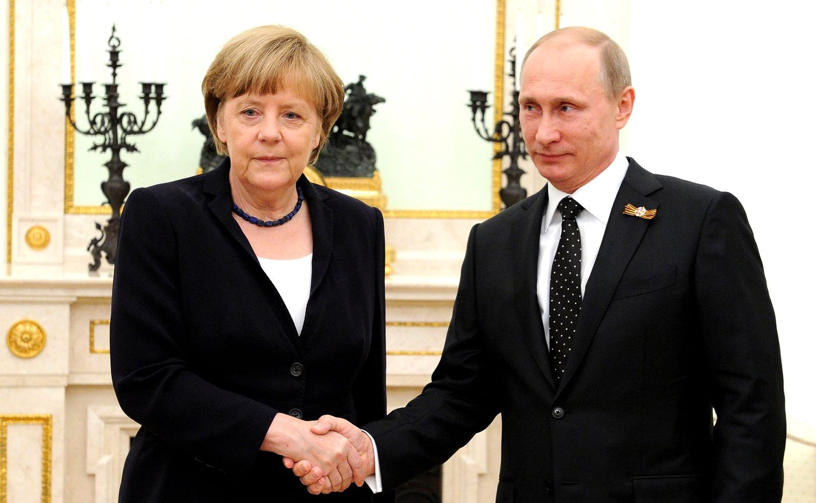 Angela Merkel Vladimir Putin - L'inattesa © Kremlin.ru da Wikimedia CC4.0 https://commons.wikimedia.org/wiki/File:Vladimir_Putin_and_Angela_Merkel_May_2015.jpg