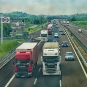 Limite di velocità in Germania presa da https://pixabay.com/it/photos/autostrada-strada-camion-veicoli-3392100/ CC0