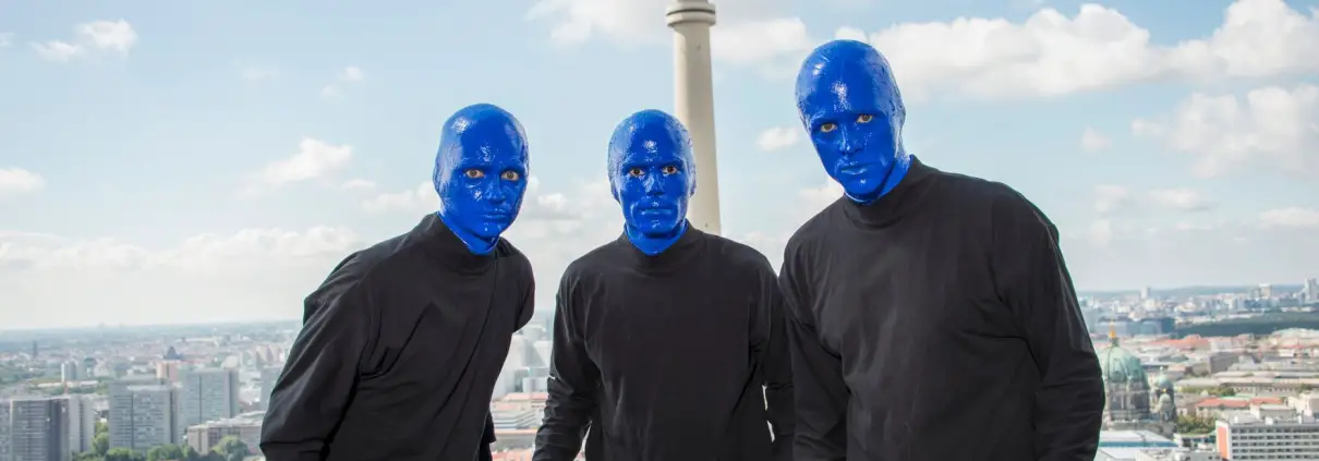 The Blue Man Group in Berlin presa da https://www.stage-entertainment.de/musicals-shows/blue-man-group-berlin/szenenmotive
