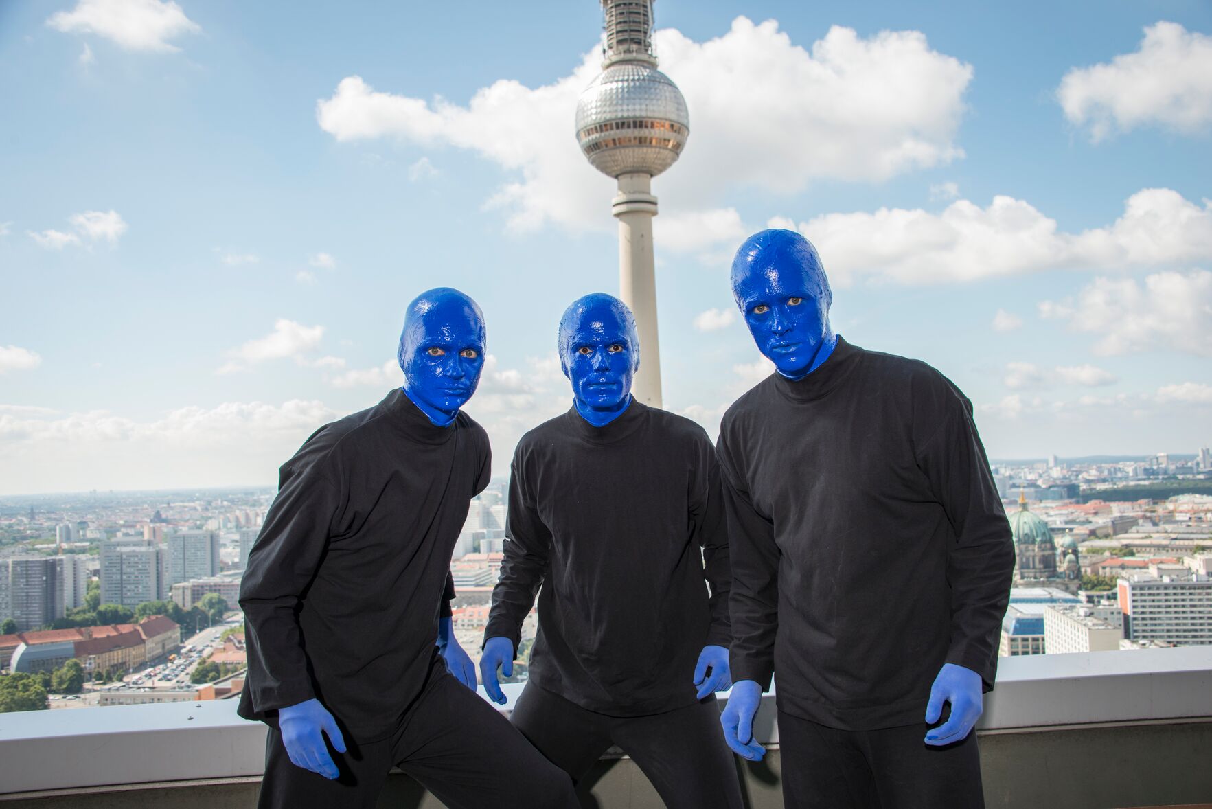 Berlin blue. Группа Blue man Group. Солистка группы Blue man Group. Берлинский синий. Голубой Берлин.