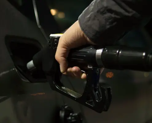 Carburante, foto di ©Skitterphoto, fonte Pexels, https://www.pexels.com/it-it/foto/auto-benzina-distributore-di-benzina-gas-9796/