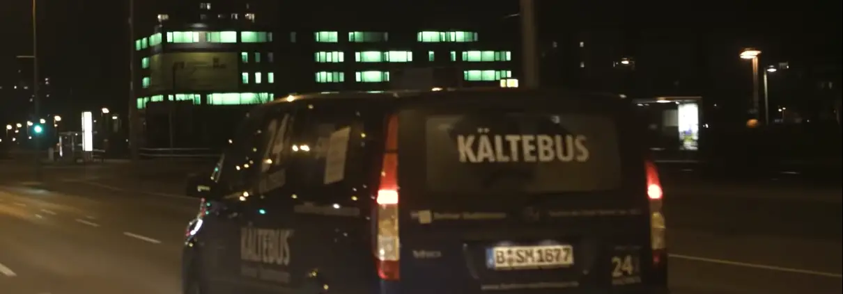 Kältebus a Berlino screenshot da https://www.youtube.com/watch?v=dRUK8UVsjFA