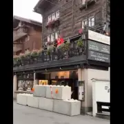 Muro ristorante Svizzera Screenshot da YouTube https://www.youtube.com/watch?v=Fqmh69gaxuI