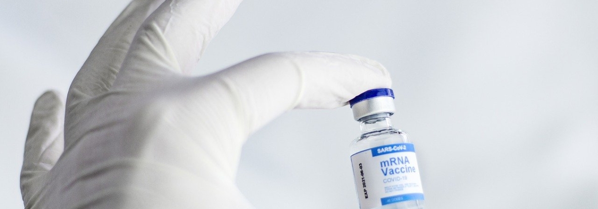 Terza dose vaccino anti-Covid presa da https://pixabay.com/it/photos/vaccino-coronavirus-medico-mano-6165772/ CC0