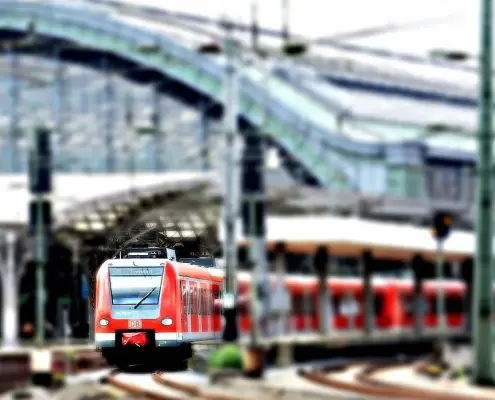 Treni in Germania https://pixabay.com/it/photos/stazione-centrale-1527780/ CC0