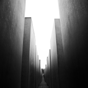 Memoriale delle vittime dell'Olocausto, CC0 Public Demain, Foto di Mark de Jong da Unsplash, https://unsplash.com/photos/OwqPCvwGY60  