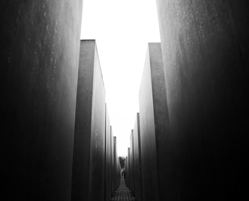Memoriale delle vittime dell'Olocausto, CC0 Public Demain, Foto di Mark de Jong da Unsplash, https://unsplash.com/photos/OwqPCvwGY60  