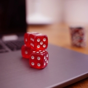 https://pixabay.com/it/photos/online-casino-casin%c3%b2-giocare-4518190/