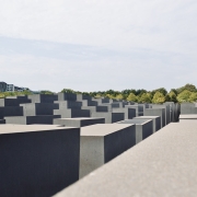 Memoriale per le vittime dell'Olocausto, foto di ©Alejandra Garcia, foto da Unsplash https://unsplash.com/photos/xNR73rsOOYo