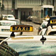 taxi automatizzati https://pixabay.com/it/photos/taxi-automobile-strada-cavalcata-1515420/ CC0